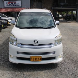 2010 TOYOTA VOXY (WHITE)